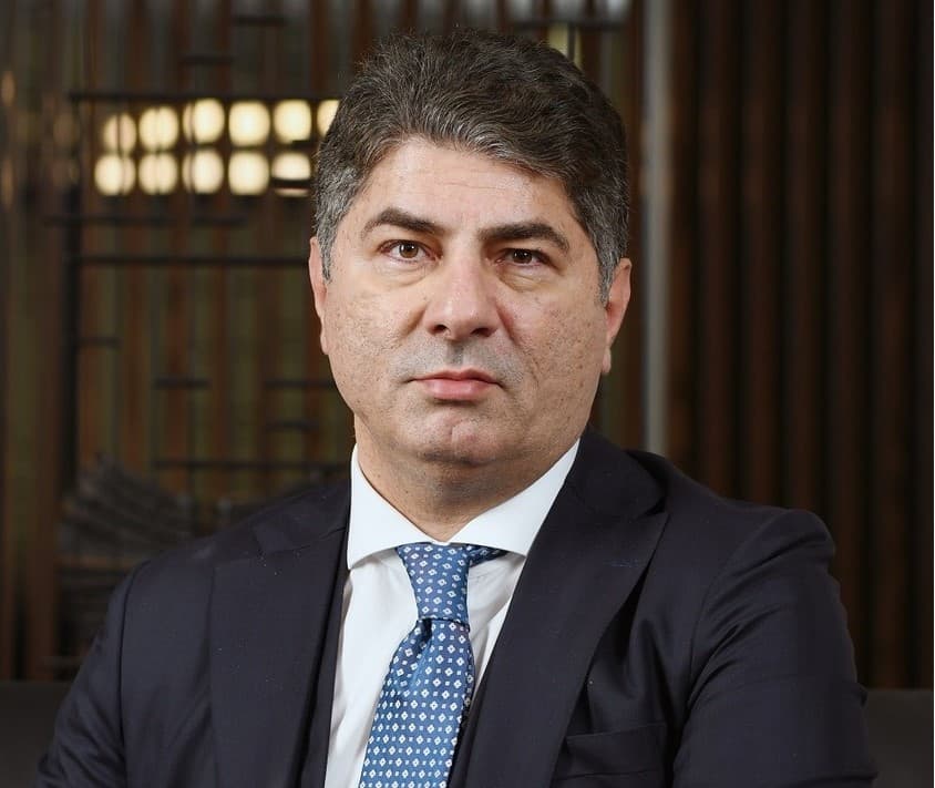Who is the coach Hakan Safi mentioned who knows the league?